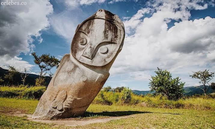 Patung batu megalitik di padang rumput.