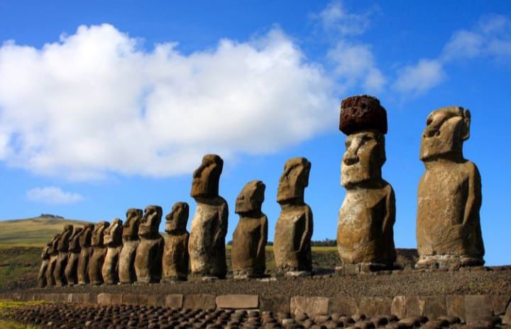 Deretan patung Moai di Pulau Paskah; bukan foto Lembah Bada.